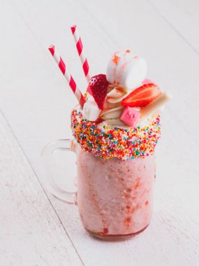 Pembe çilek freakshake