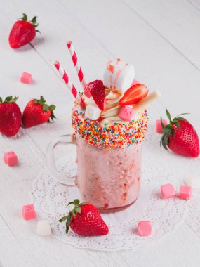 Pembe çilek freakshake