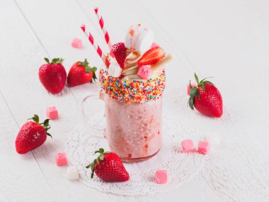 Pembe çilek freakshake