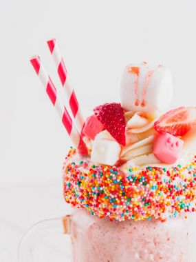 Pembe çilek freakshake