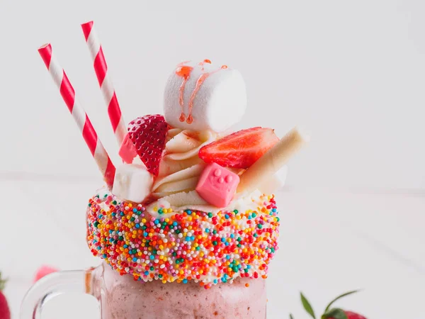 Roze aardbei freakshake — Stockfoto