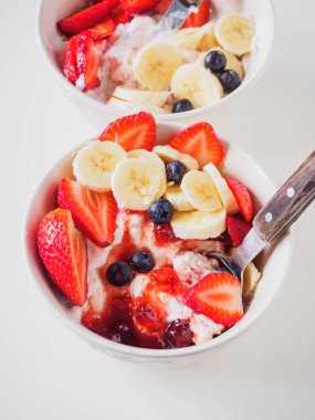 Kase çilek, yaban mersini ve muz ile lor