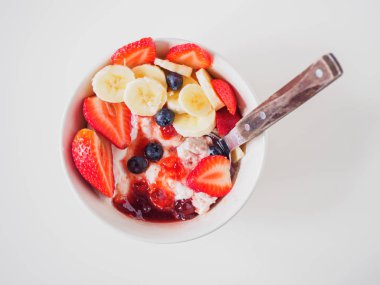 Kase çilek, yaban mersini ve muz ile lor