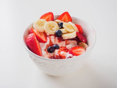 Kase çilek, yaban mersini ve muz ile lor