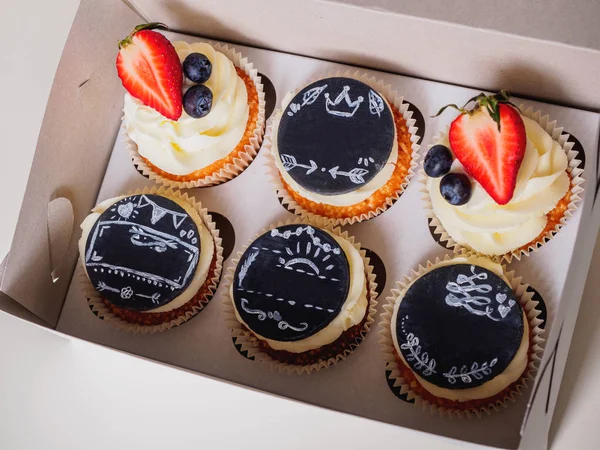 Çilek ve yazıt veya adı için bir yer ile mastik cupcakes — Stok fotoğraf