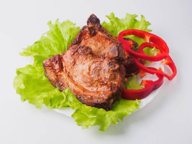 Domuz pirzolası biber ile kemik üzerinde