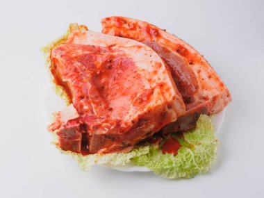 Çiğ domuz loin baharat yarı bitmiş ürün ile kemik üzerinde