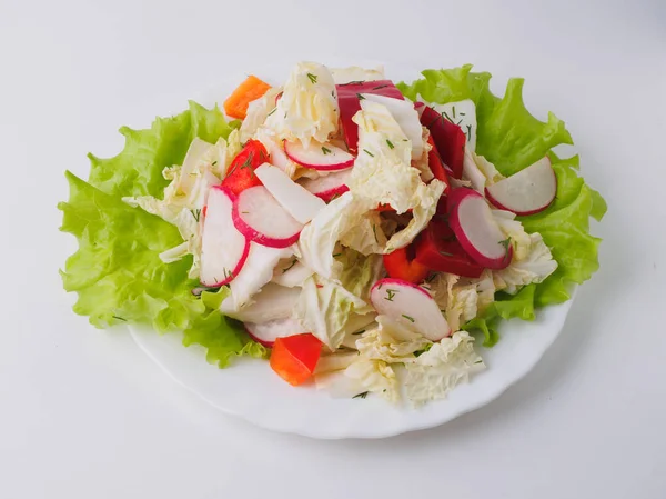 Salada com cenoura rabanete e folhas — Fotografia de Stock