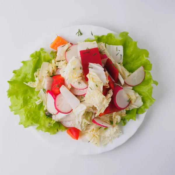 Salada com cenoura rabanete e folhas — Fotografia de Stock