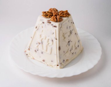 Ceviz ve kuru üzüm ile pasta lor. izole