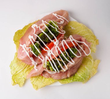 Sebzeli tavuk fileto. izole