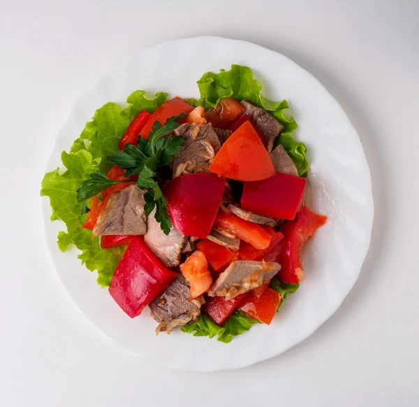 Salad dengan lada daging dan sayuran. Terisolasi — Stok Foto
