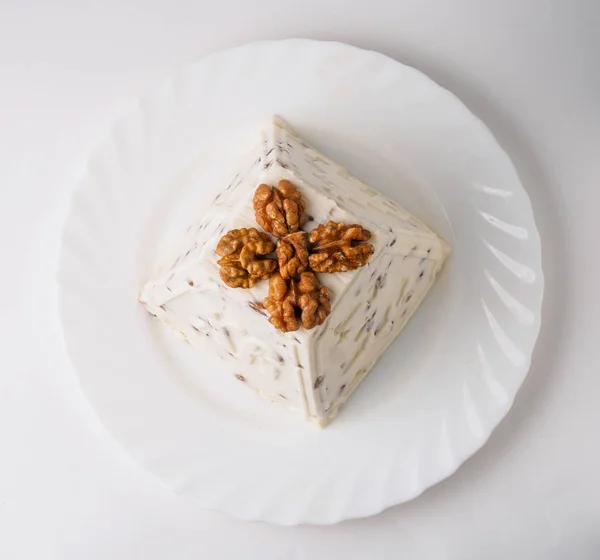 Pastel de cuajada con nueces y pasas. aislado —  Fotos de Stock