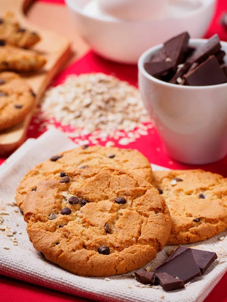 Round cookies with chocolate on the red table — Stock Photo, Image