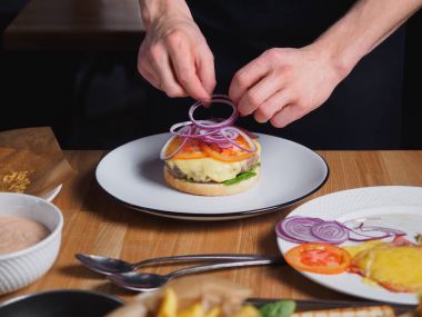 Burger plaka üzerinde yapma. Eller