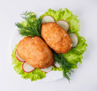 Tavuk göğsü ile marul plaka üzerinde