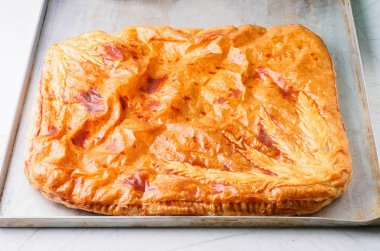 Düz ekmek beyaz arka plan