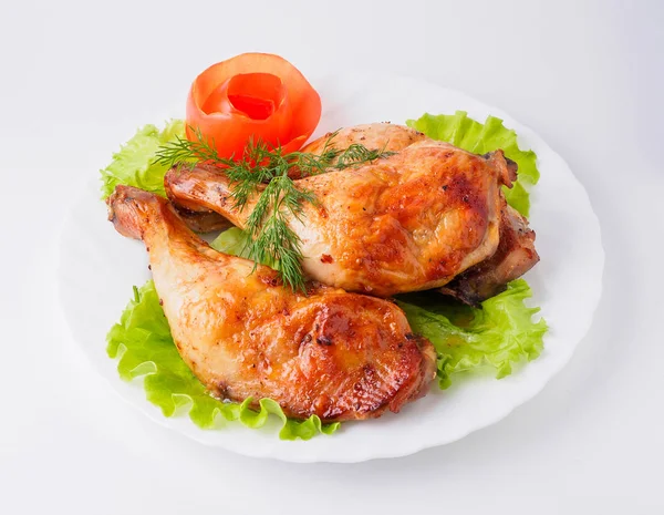 Kaki ayam panggang dengan selada di piring — Stok Foto