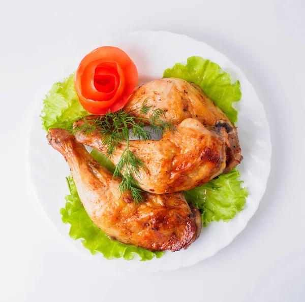 Patas de pollo a la parrilla con lechuga en plato — Foto de Stock