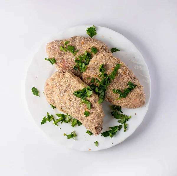 Nyers félkész fagyasztott sertéshús, saláta lemez — Stock Fotó