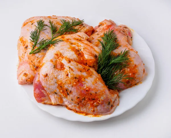 çiğ tavuk eti şiş kebap. İzole