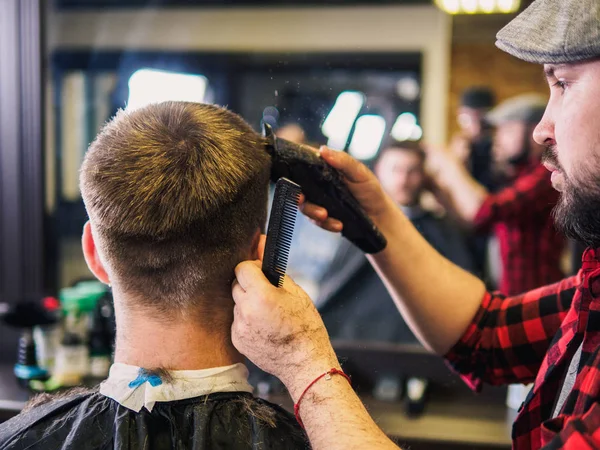 Uomo adulto barbiere e cliente in negozio — Foto Stock