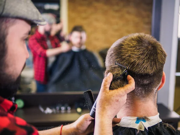 Uomo adulto barbiere e cliente in negozio — Foto Stock