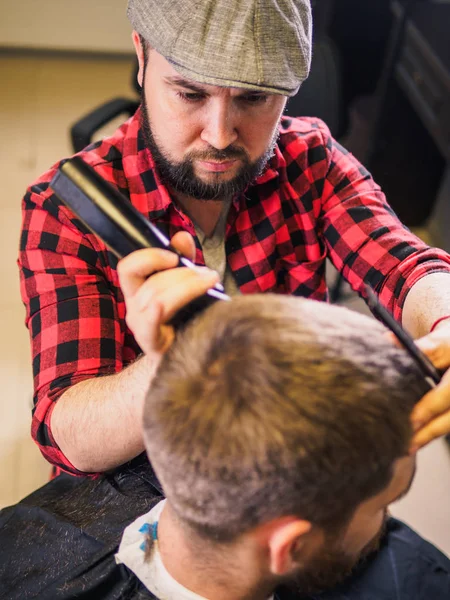 Uomo adulto barbiere e cliente in negozio — Foto Stock