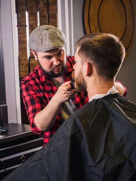 Uomo adulto barbiere e cliente in negozio — Foto Stock