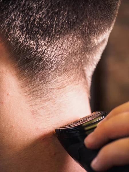 Erwachsener männlicher Friseur und Kunde im Geschäft — Stockfoto
