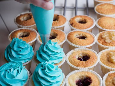 Top kek pişirme. Hamur işi çanta tarafından krem baş yapım