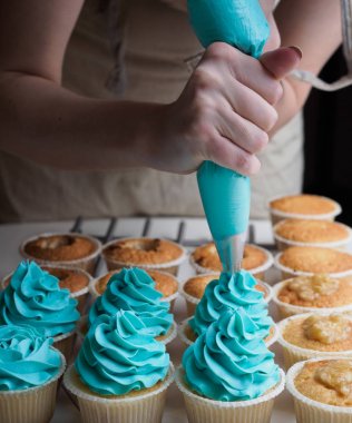 Top kek pişirme. Hamur işi çanta tarafından krem baş yapım