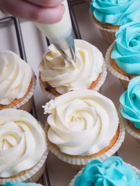 Top kek pişirme. Hamur işi çanta tarafından krem baş yapım