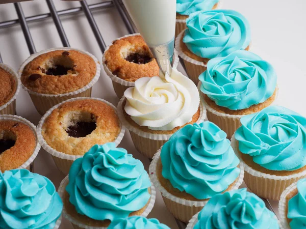 Baking cupcakes. Making cream head by pastry bag — Stock Photo, Image