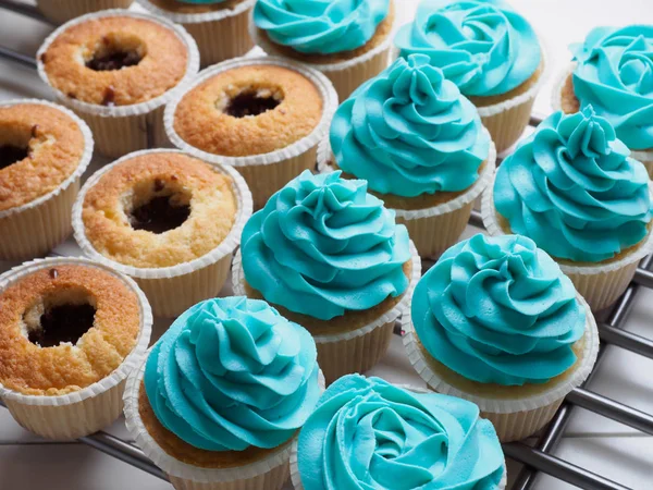 Baking cupcakes. Making cream head by pastry bag — Stock Photo, Image