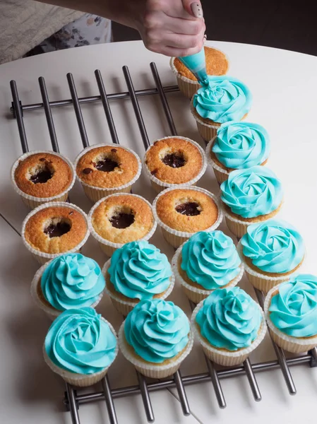 Sütés cupcakes. Krém vezetője a zsák péksütemény gyártás — Stock Fotó