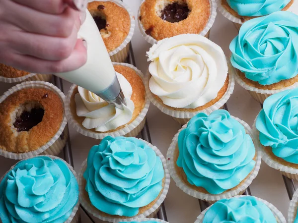 Baking cupcakes. Making cream head by pastry bag — Stock Photo, Image