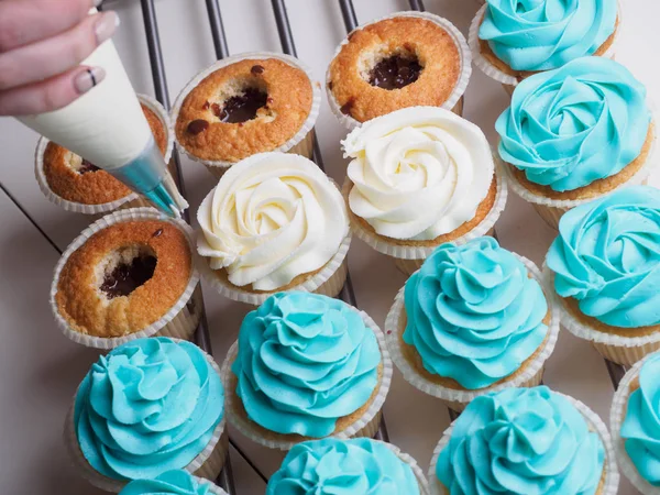 Baking cupcakes. Making cream head by pastry bag — Stock Photo, Image