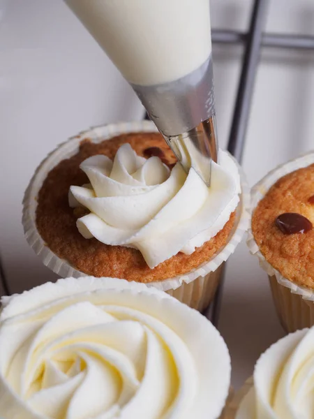 Baking cupcakes. Making cream head by pastry bag — Stock Photo, Image