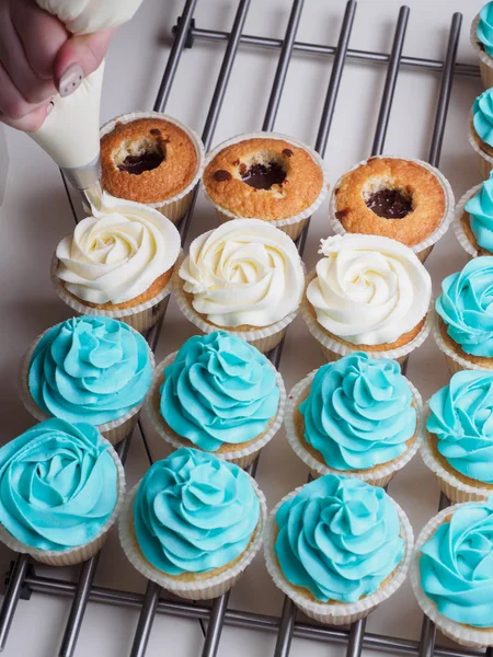 Baking cupcakes. Making cream head by pastry bag — Stock Photo, Image