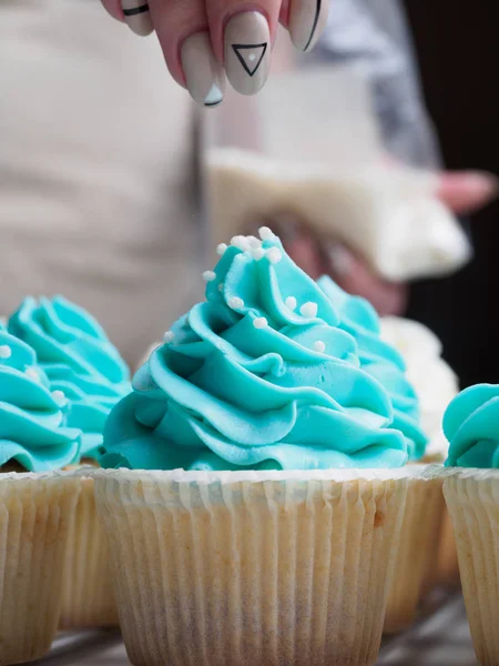 Making cupcakes with cream. Sprinkling stars — Stock Photo, Image