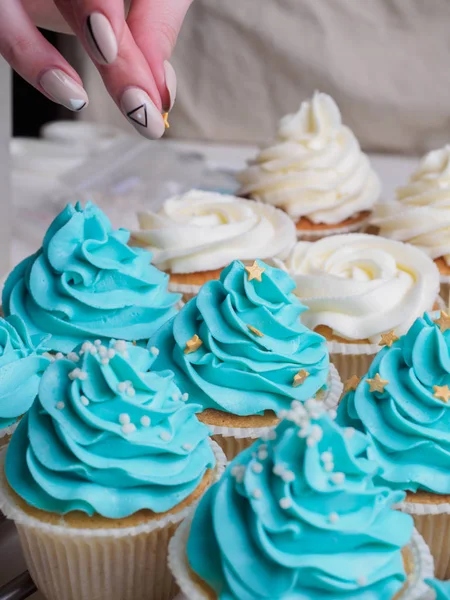 Making cupcakes with cream. Sprinkling stars — Stock Photo, Image