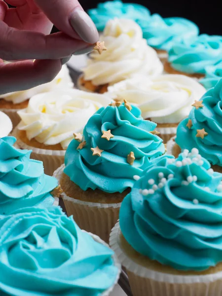 Making cupcakes with cream. Sprinkling stars — Stock Photo, Image