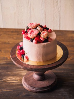 Pembe kek çilek ve çiçekler