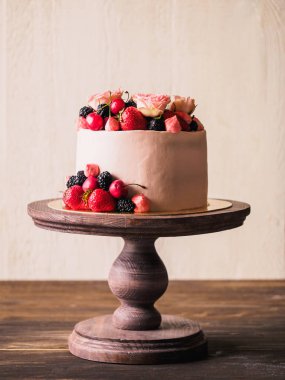 Pembe kek çilek ve çiçekler