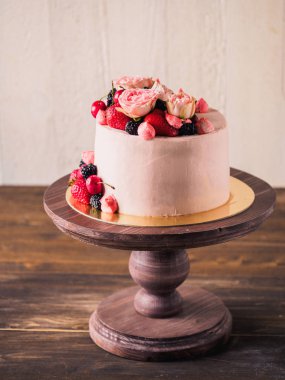 Pembe kek çilek ve çiçekler