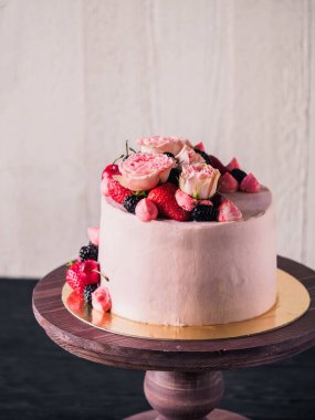 Pembe kek çilek ve çiçekler