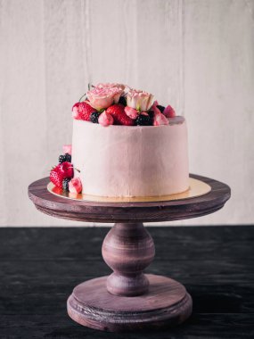 Pembe kek çilek ve çiçekler