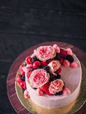 Pembe kek çilek ve çiçekler