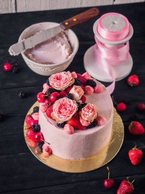 Pembe kek çilek ve çiçekler